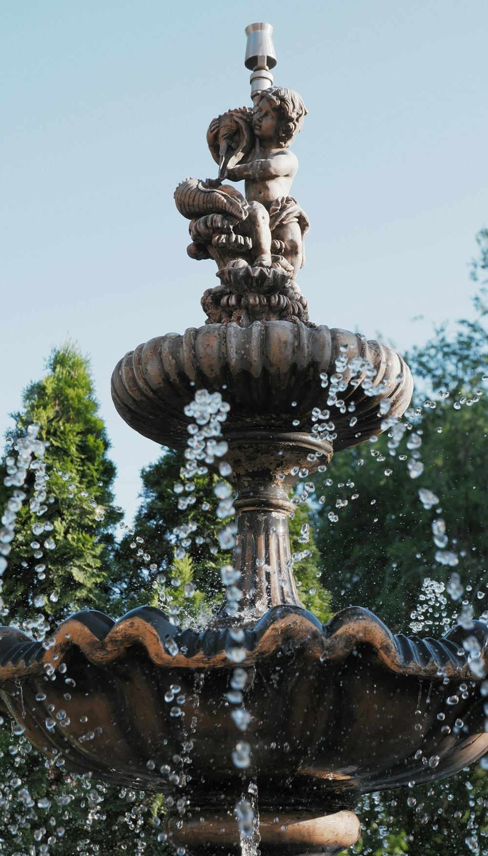 una fuente con una estatua en la parte superior
