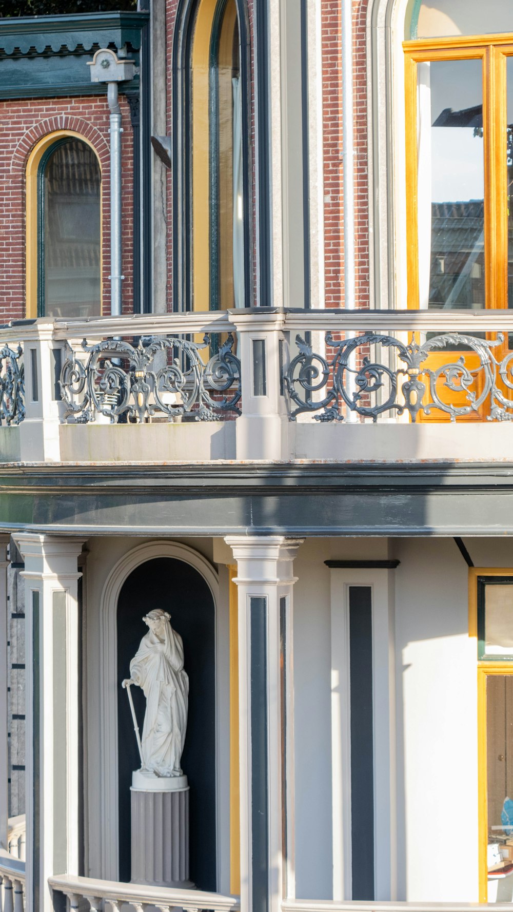 une statue devant un bâtiment