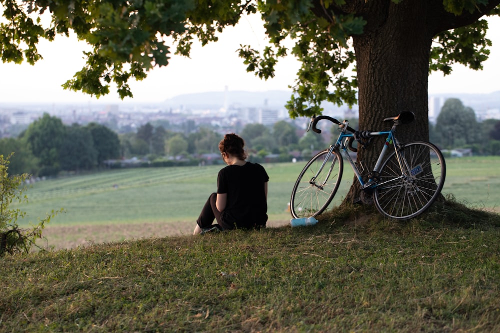 une personne assise sous un arbre