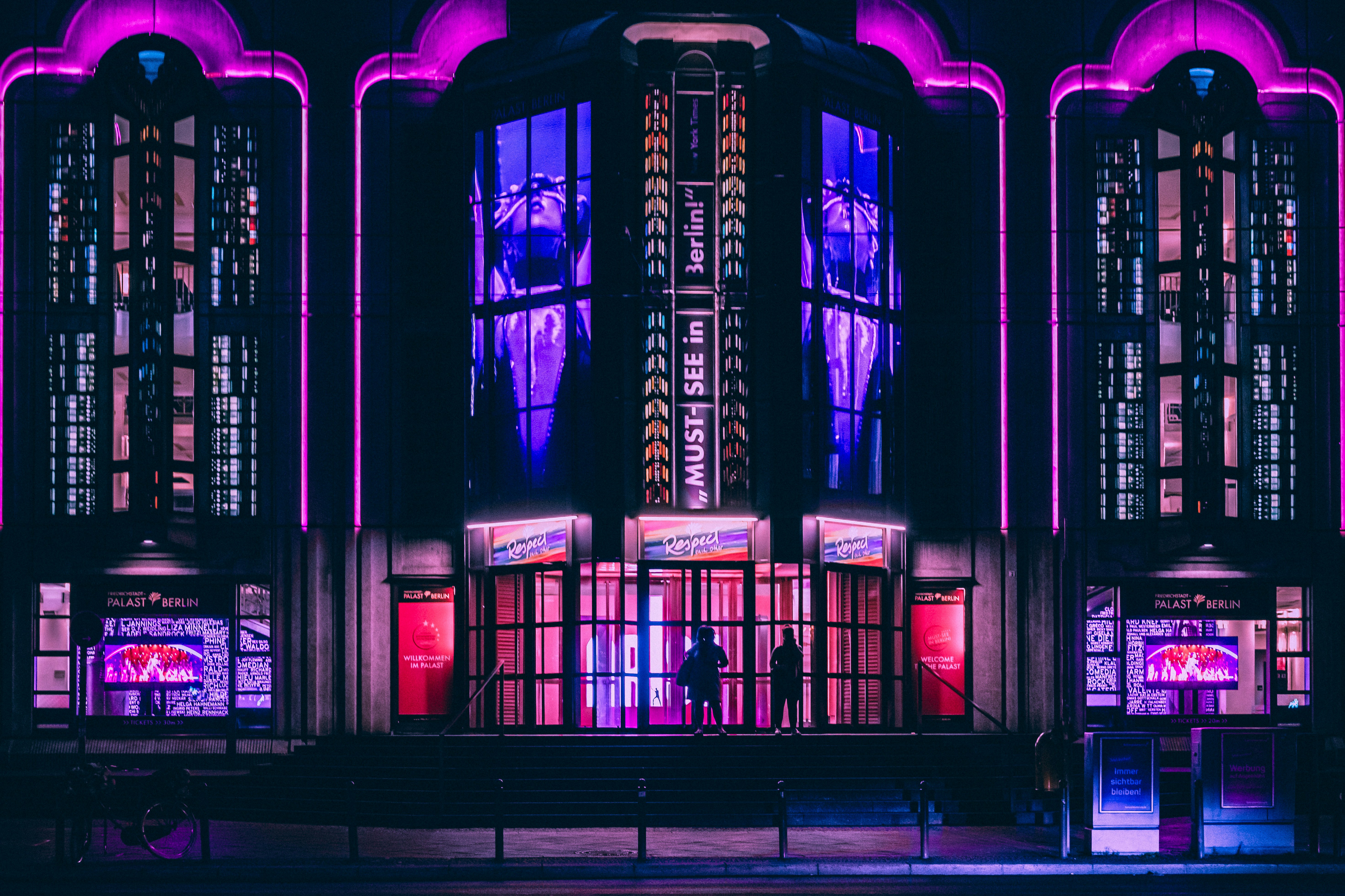 FALLING | IN LOVE Review at Berlin’s Friedrichstadt-Palast