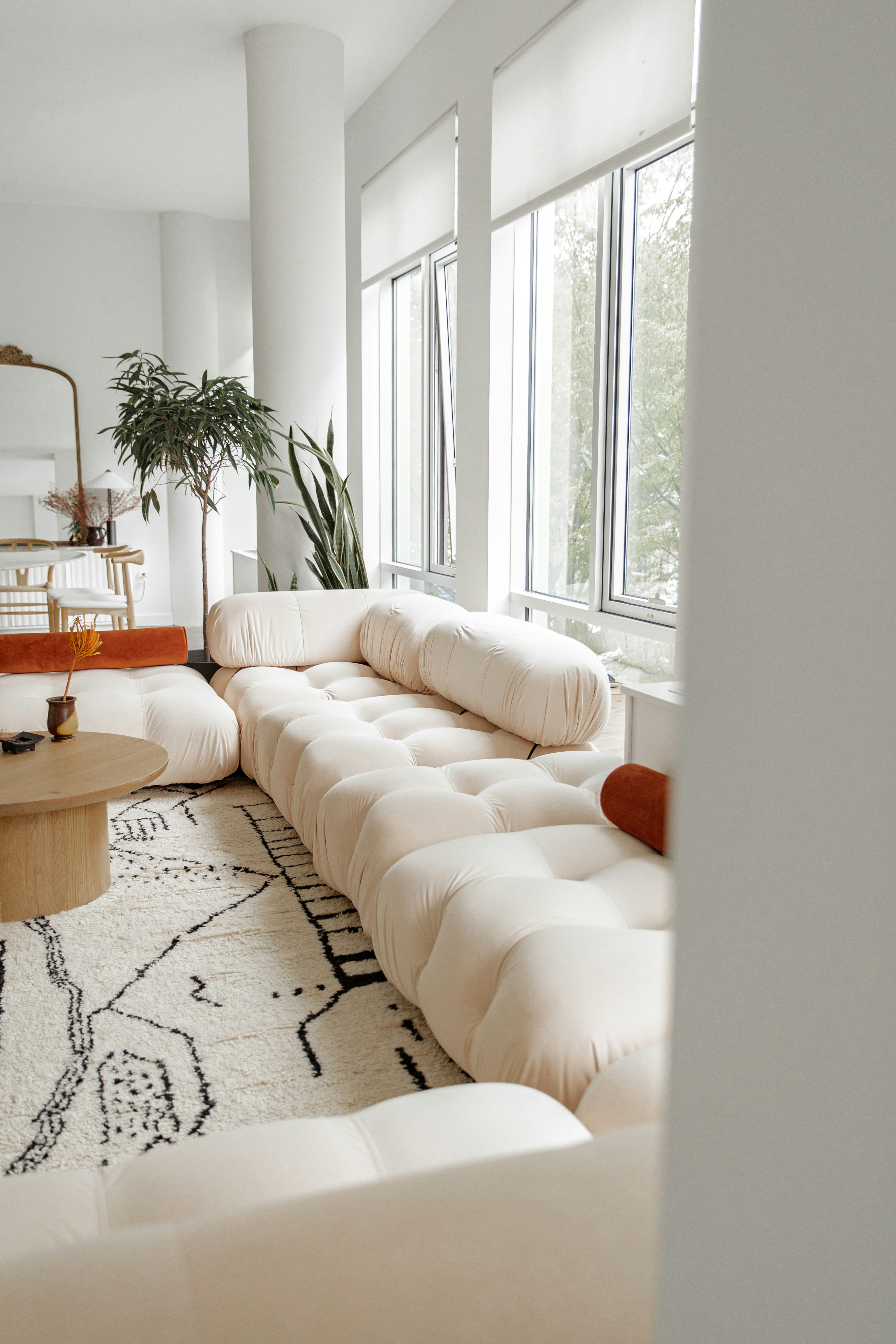A living room with a white couch photo – Free Furniture Image on Unsplash