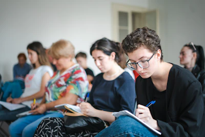 A group of attentive drivers participating in a classroom stage de récupération de points.