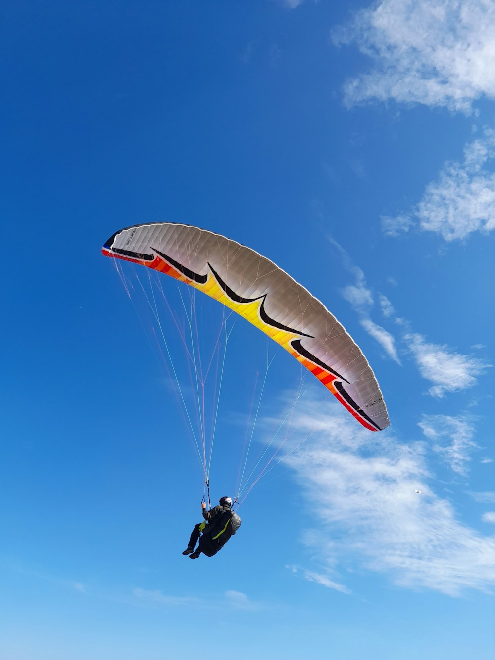 une personne parachutée dans les airs