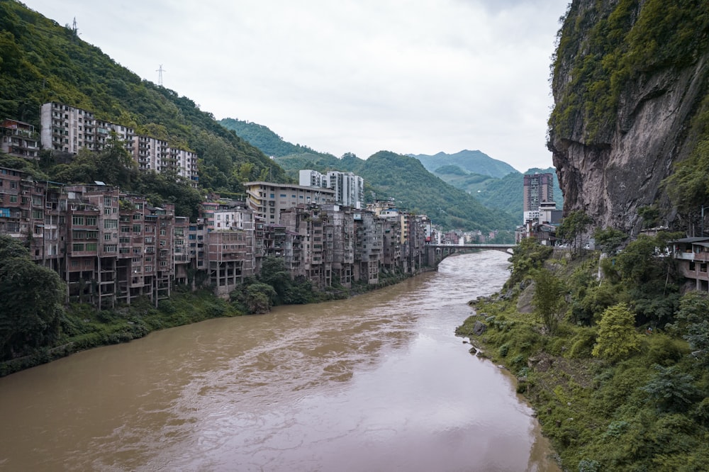 Ein Fluss, der durch eine Stadt fließt