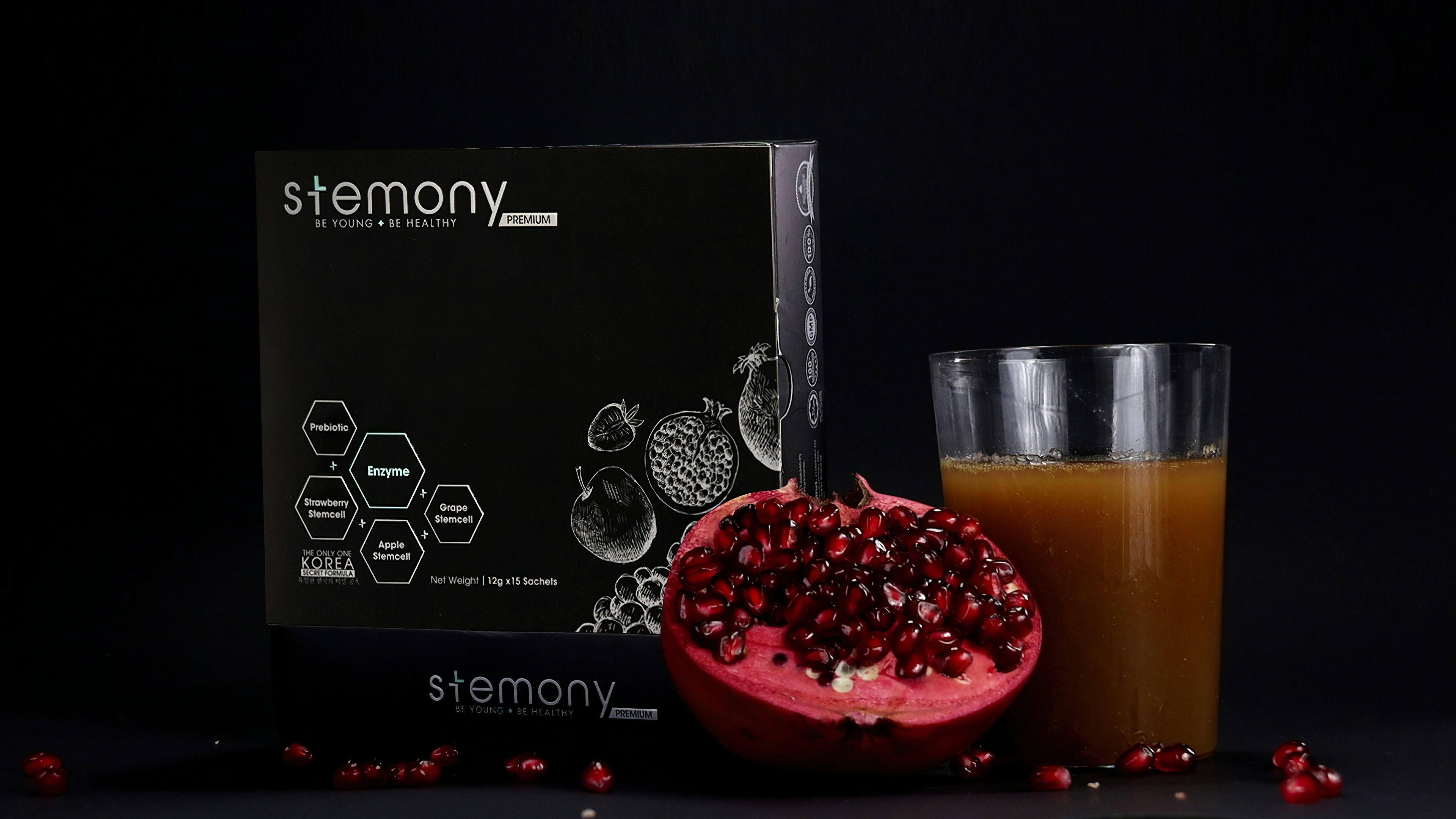 ein Glas Flüssigkeit neben einer Schachtel Pralinen und einem Glas Milch