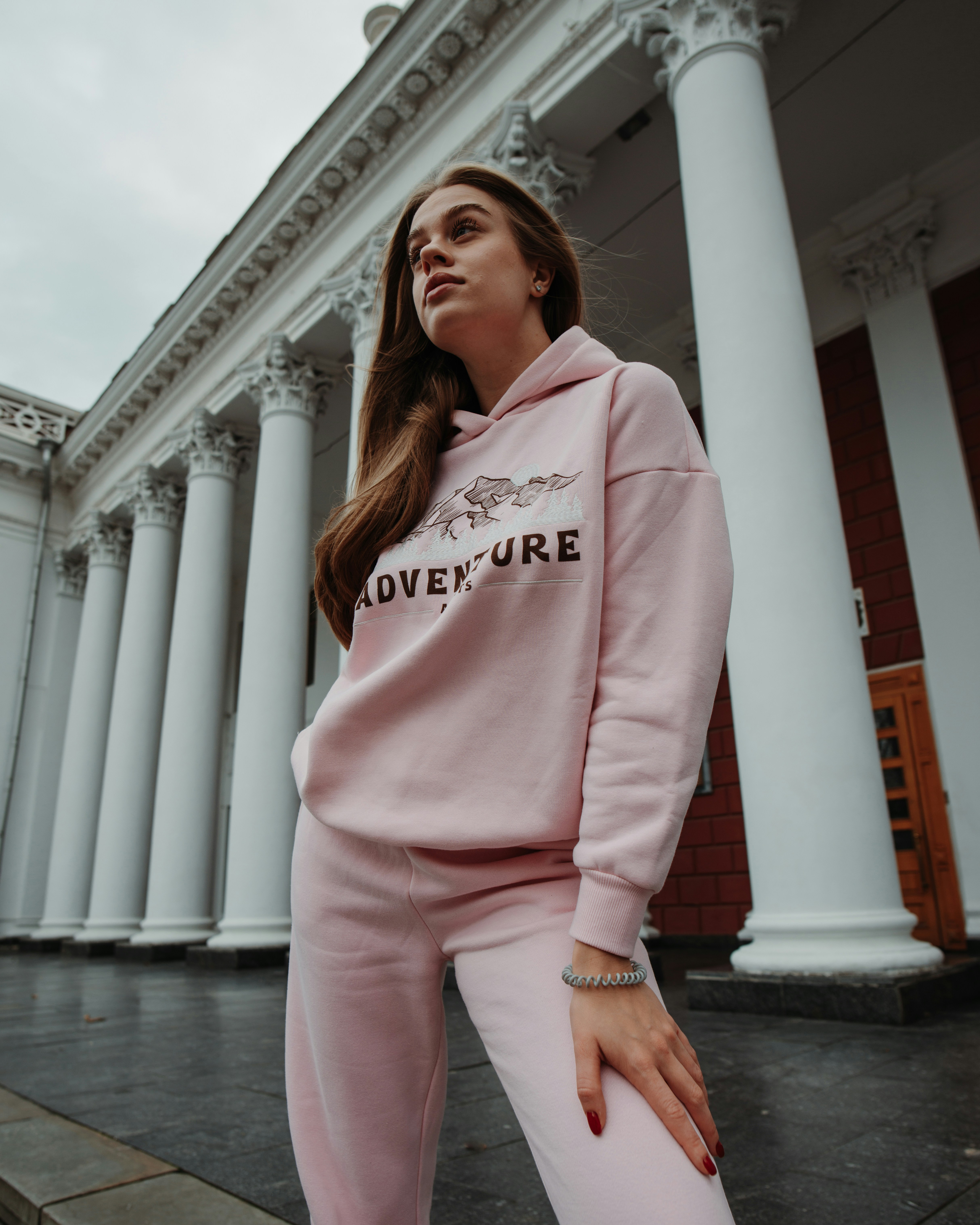 Foto Una persona con traje rosa – Imagen Estética rosa gratis en Unsplash