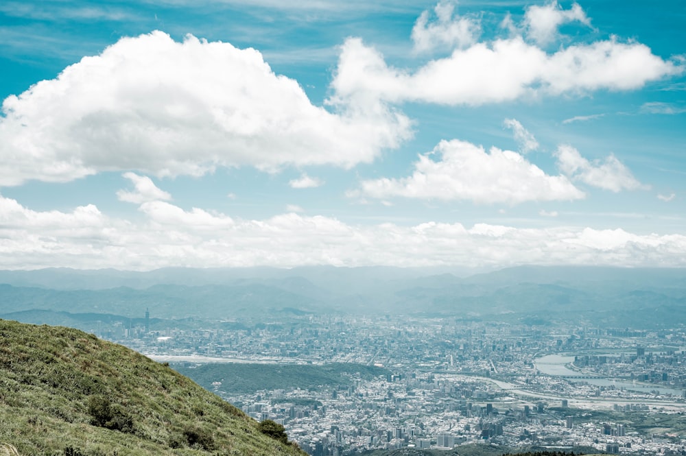 uma cidade em uma colina