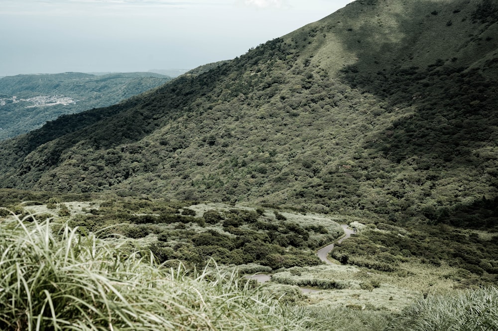 uma estrada em uma montanha