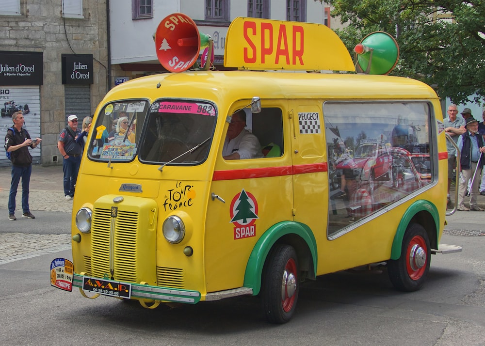 un camion jaune avec une pancarte