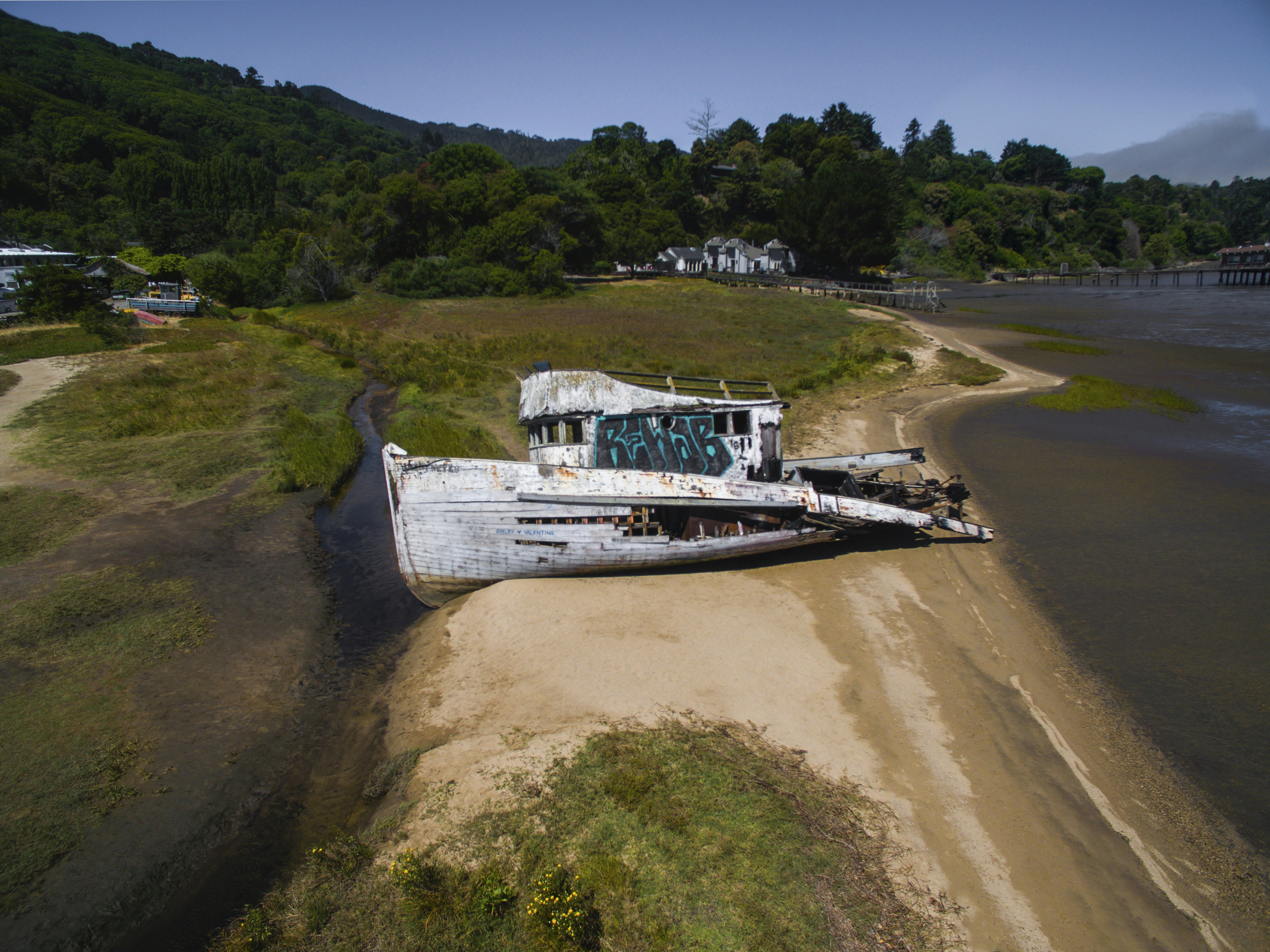 A boat on a muddy river - Free Photo on Unsplash