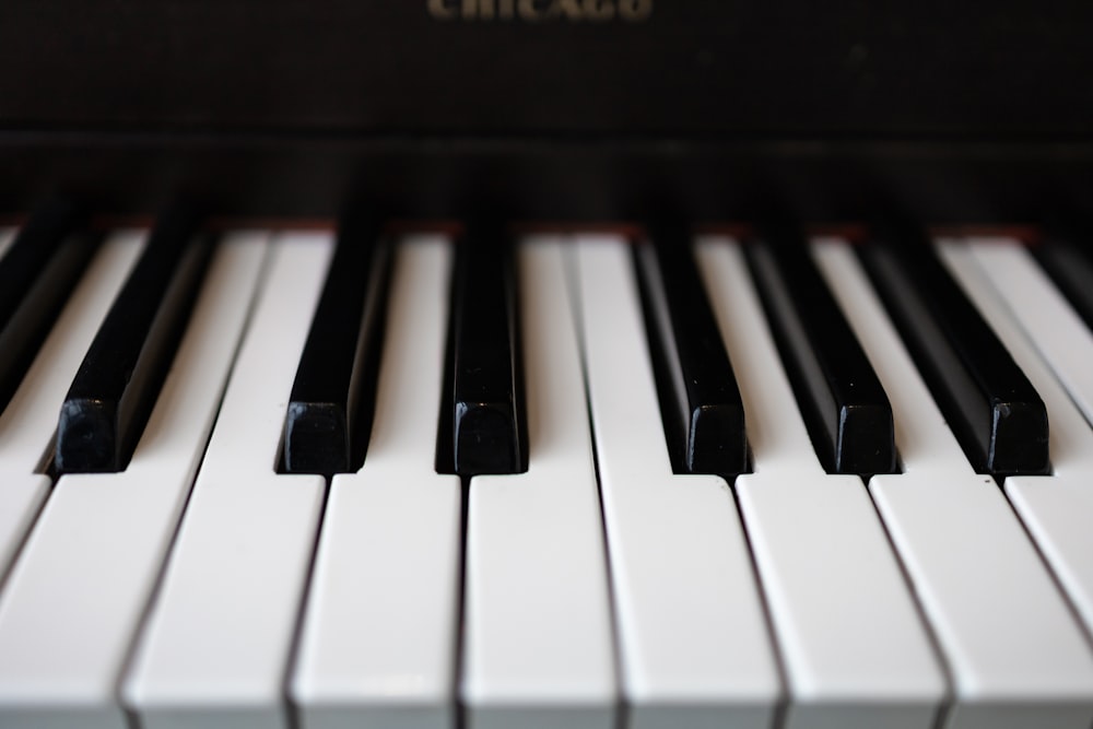 um teclado de piano com teclas pretas