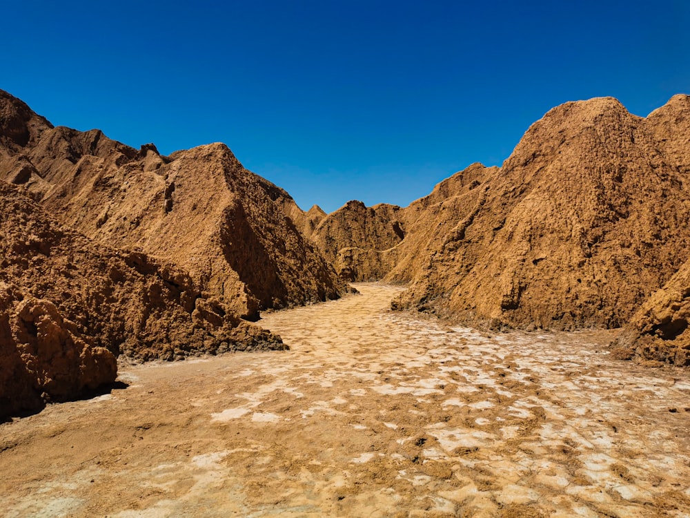 uma paisagem rochosa do deserto