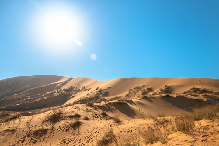 Sol intenso sobre un paisaje árido, similar a las condiciones de calor extremo en Austin