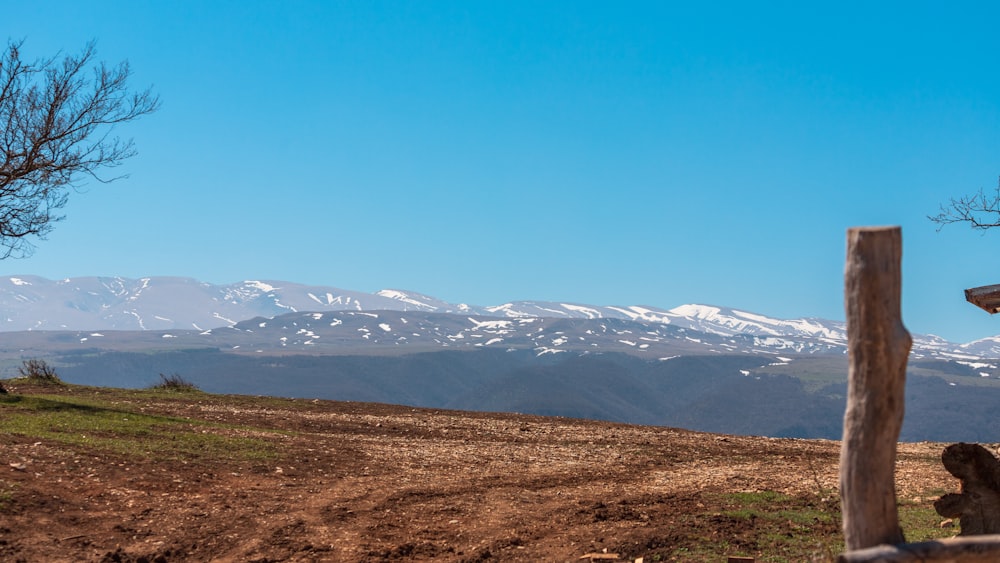 a snowy mountain range