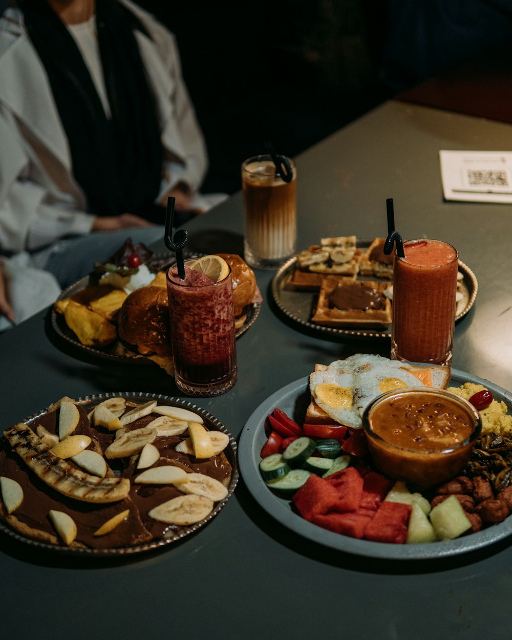 Une table pleine de nourriture