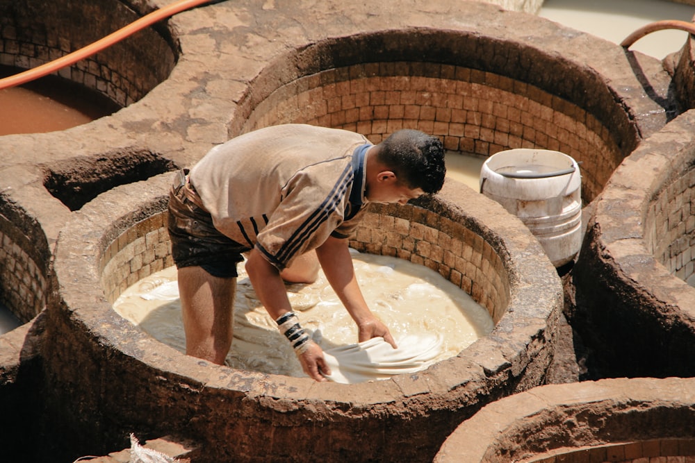 Un hombre lavando un inodoro