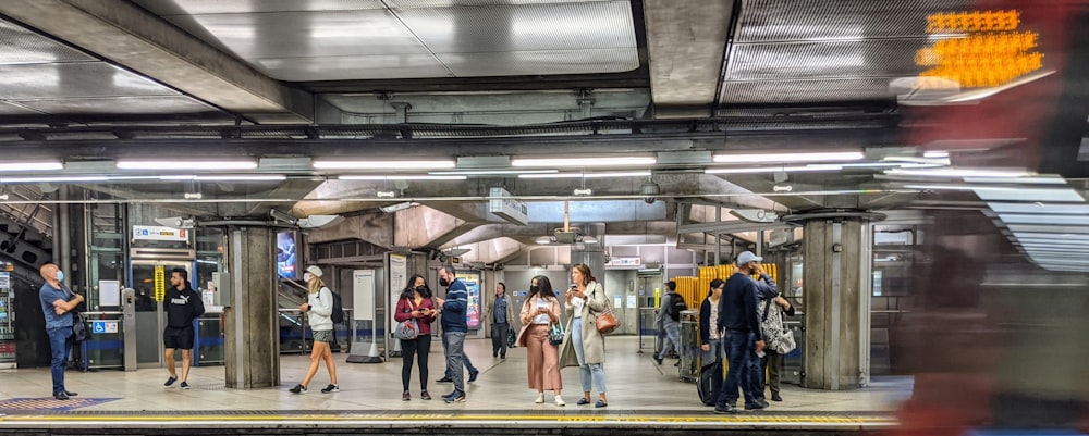 Gente caminando en una estación de tren