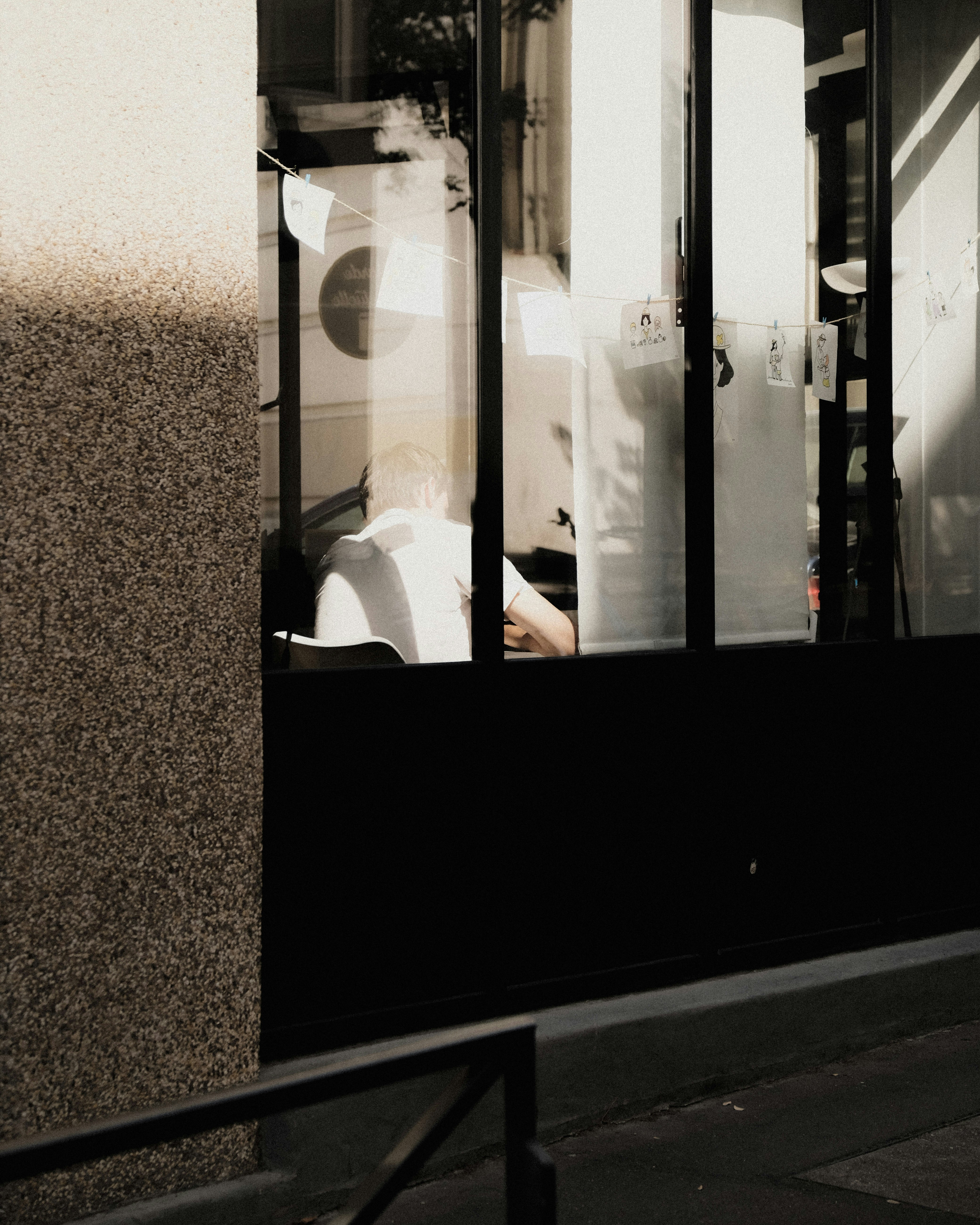 窓の外を見ている人