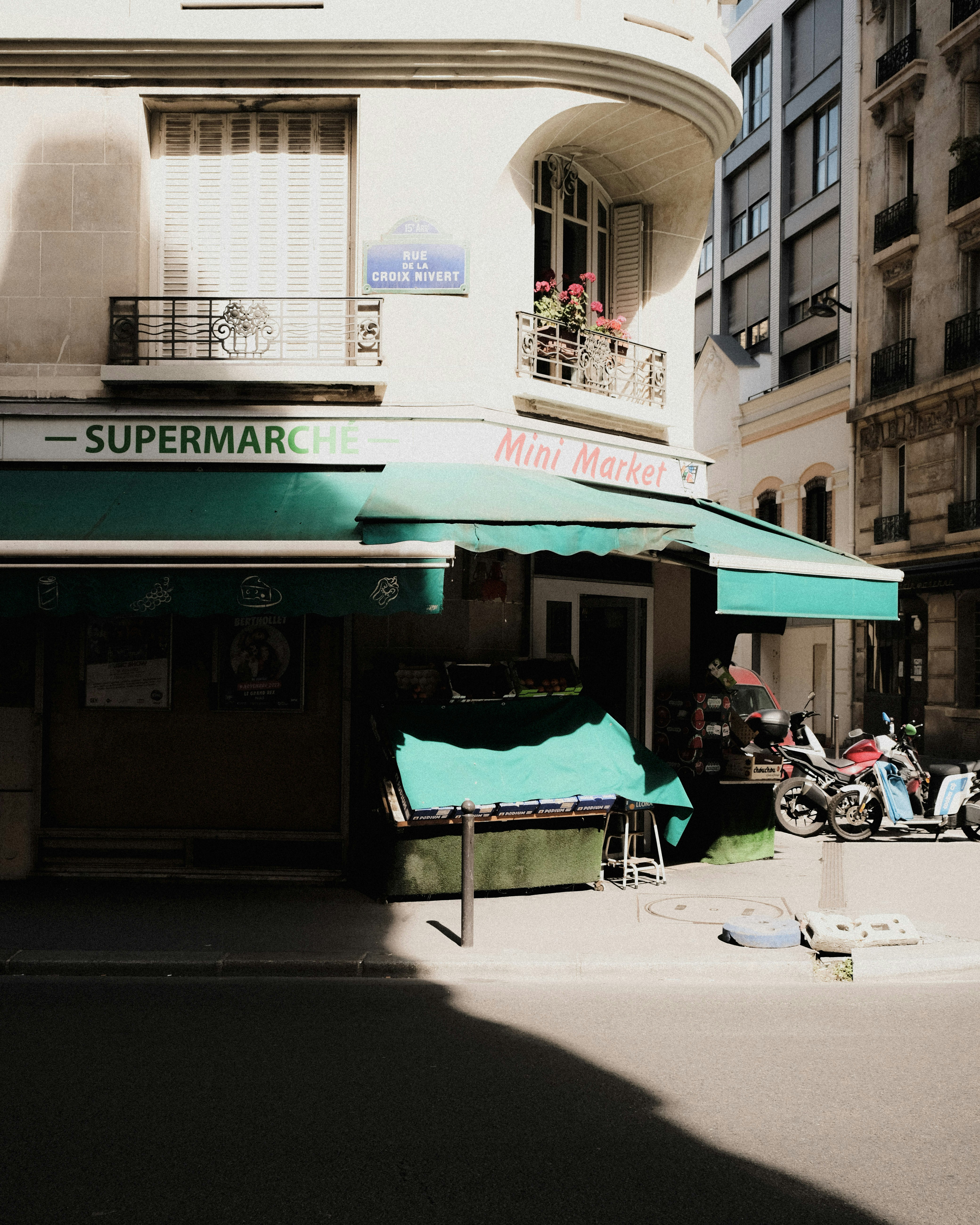 Carlos Mendoza del Supermercado La Esperanza dando testimonio sobre su experiencia con Frio Solar Energy