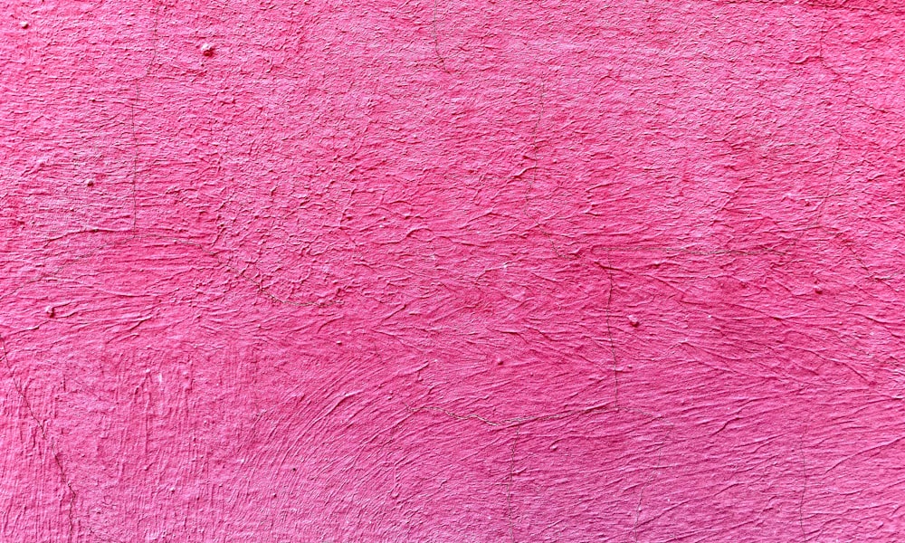 uma superfície rosa e branca