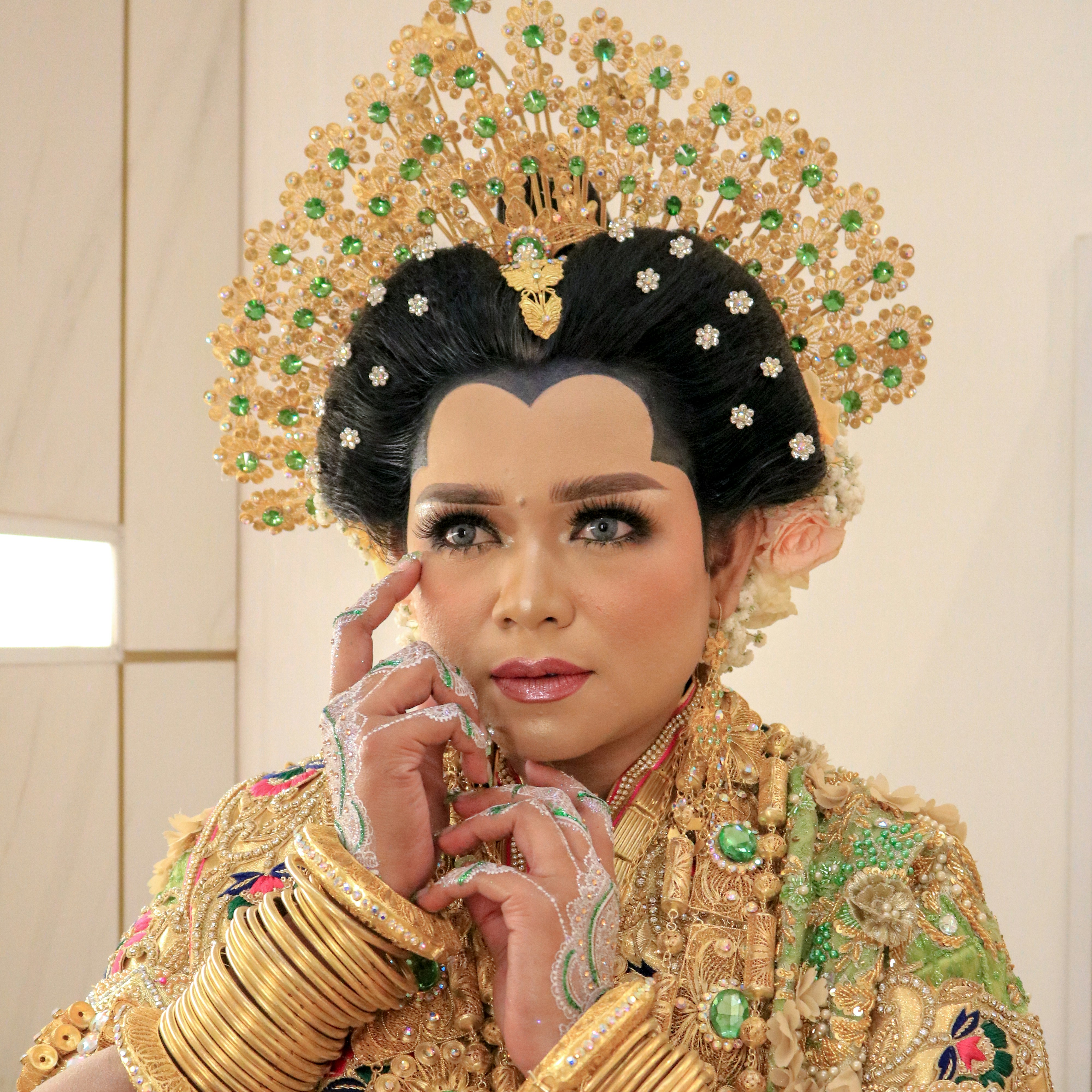 seorang wanita mengenakan mahkota