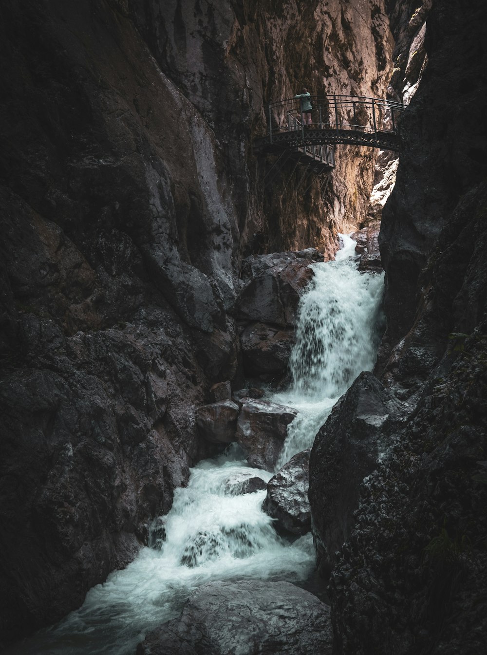 Un puente sobre una cascada