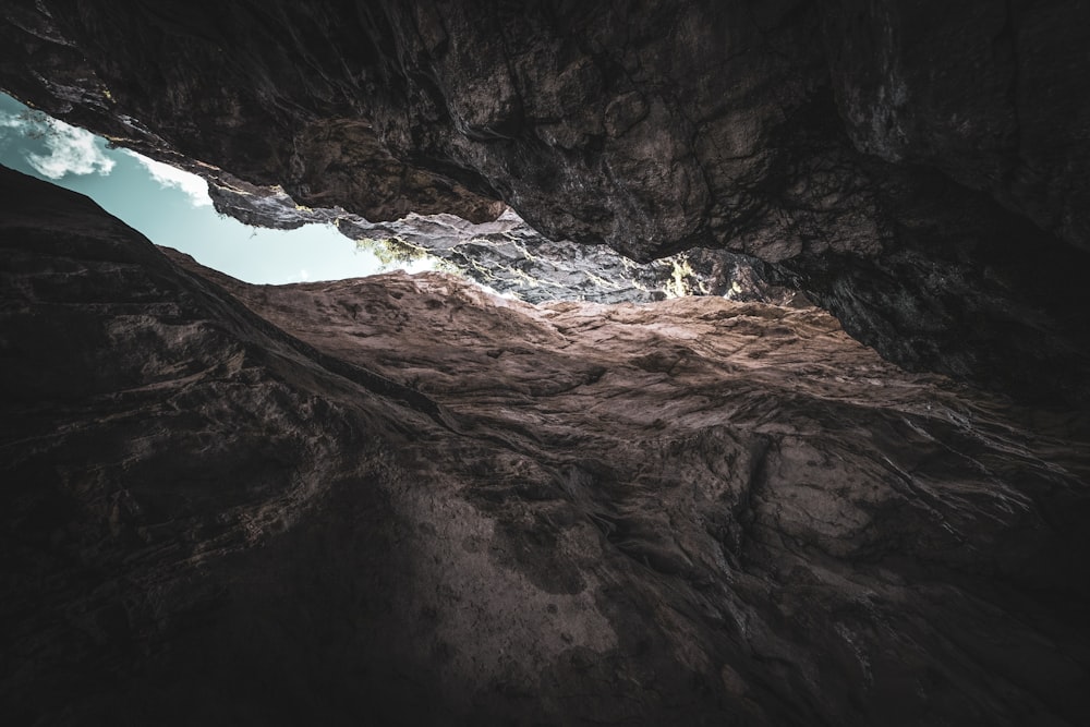Eine Höhle mit einem Licht am Ende