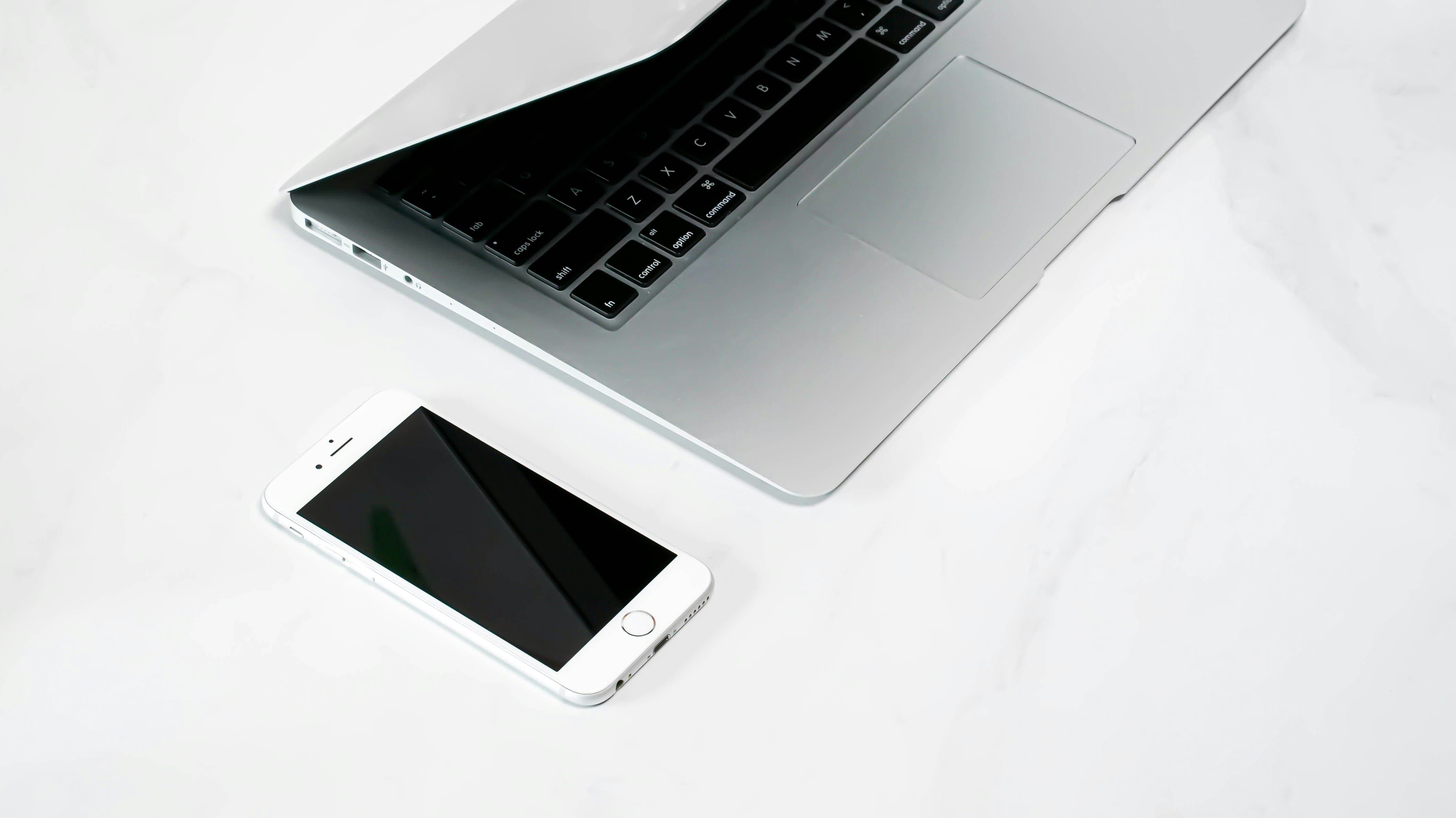 photo-1655395800198-de07fda5b71a?ixid=M3wxMjA3fDB8MXxzZWFyY2h8MTl8fGxhcHRvcCUyMG1vY2t1cHN8ZW58MHx8fHwxNzY2NzEzMjc3fDA\u0026ixlib=rb-4.1.0