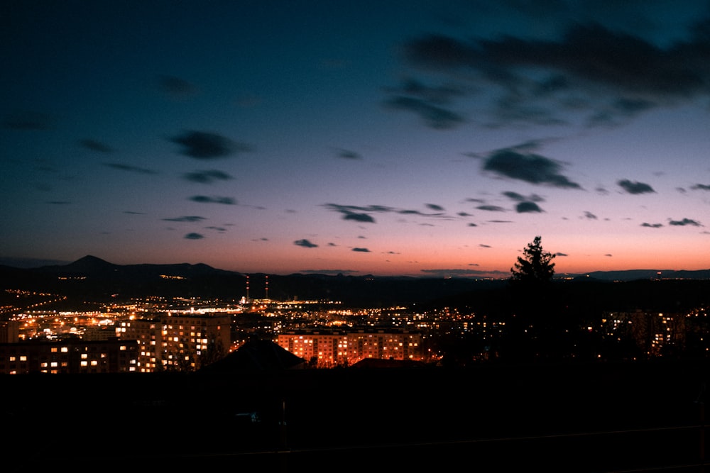 uma cidade à noite