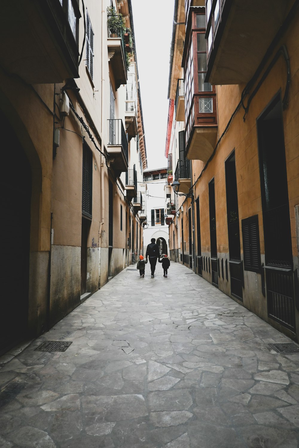 une personne marchant dans une rue étroite