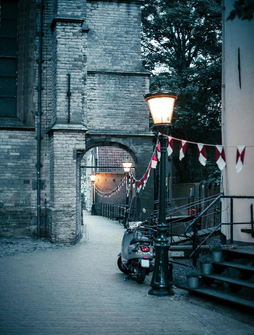 a motorcycle is parked on the side of a building