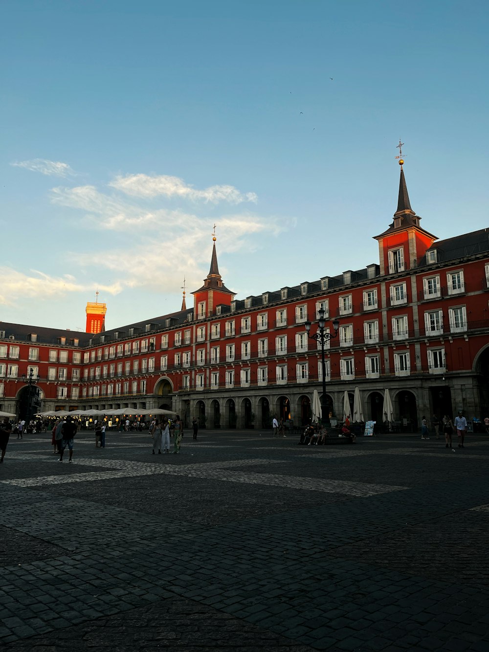 un gran edificio con muchas ventanas con la Plaza Mayor, Madrid al fondo