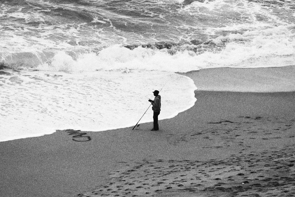 Una persona en la playa con un palo