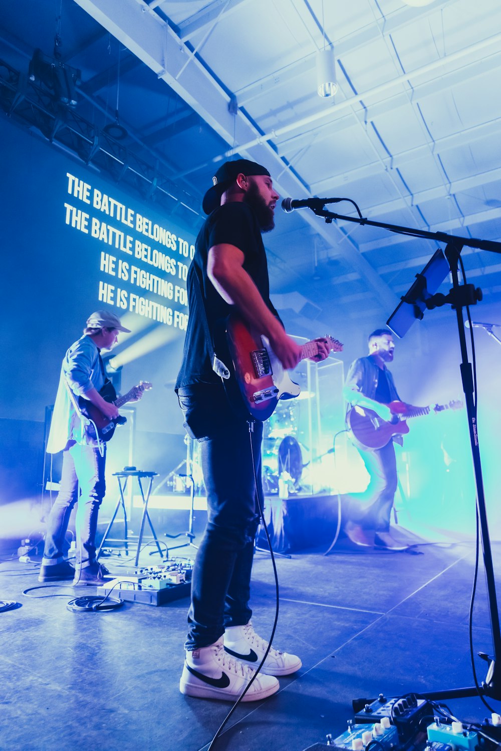 un groupe de personnes jouant d’instruments