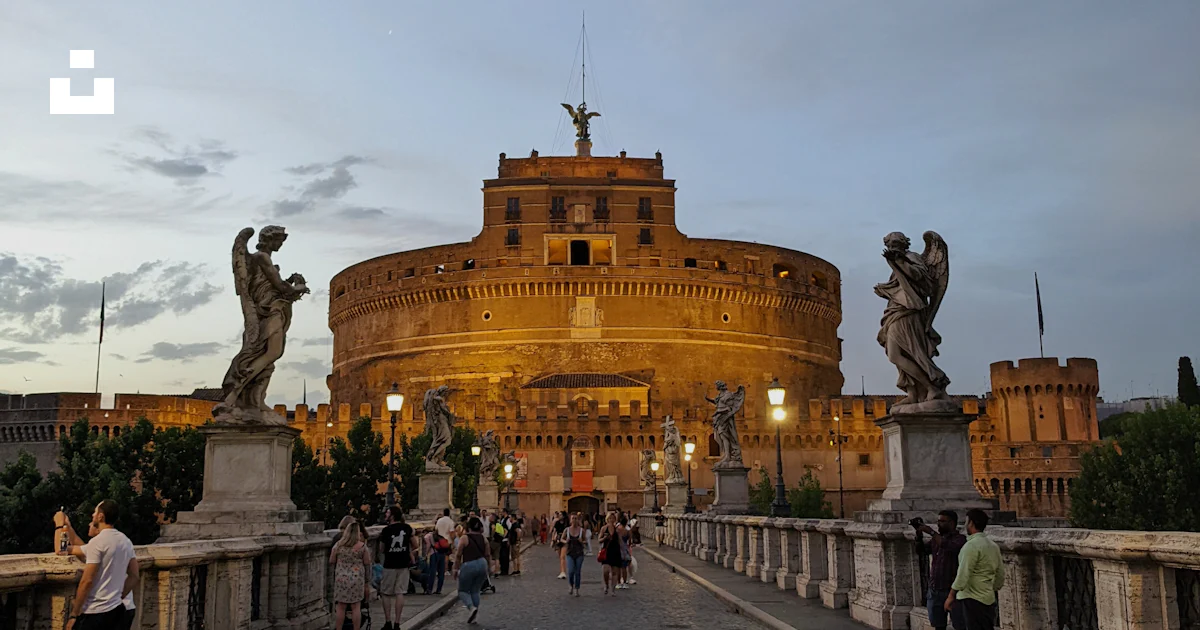 Castello Rome Un gran edificio con una estatua frente a él foto – Imagen de Castel ...