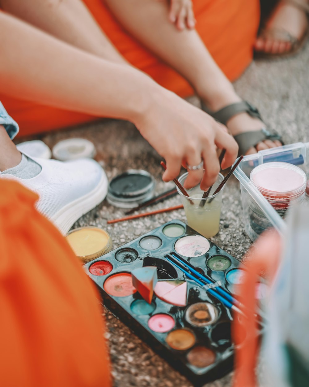 Una persona pintando sobre una mesa