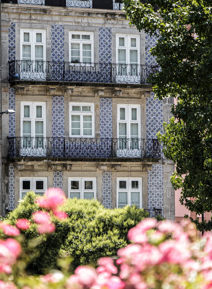 Prédio antigo do Porto reabilitado, fachada em azulejo