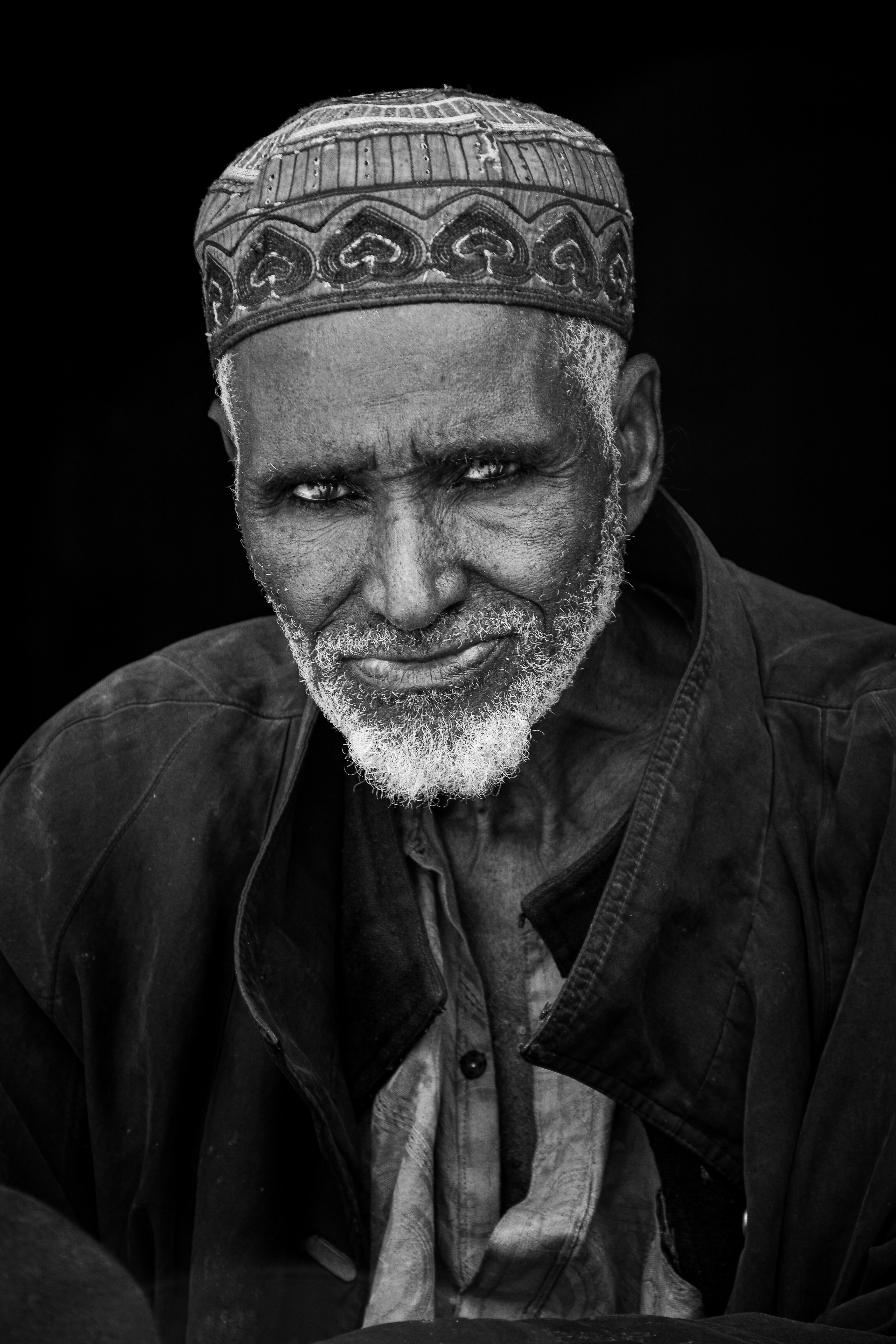 um homem usando um chapéu