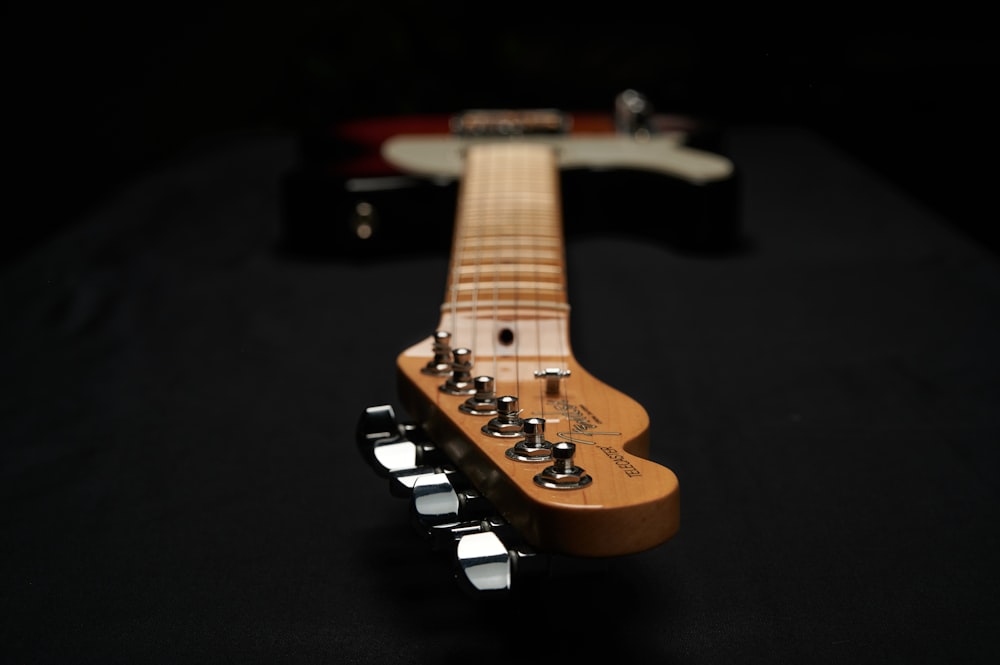 une guitare avec un fond noir