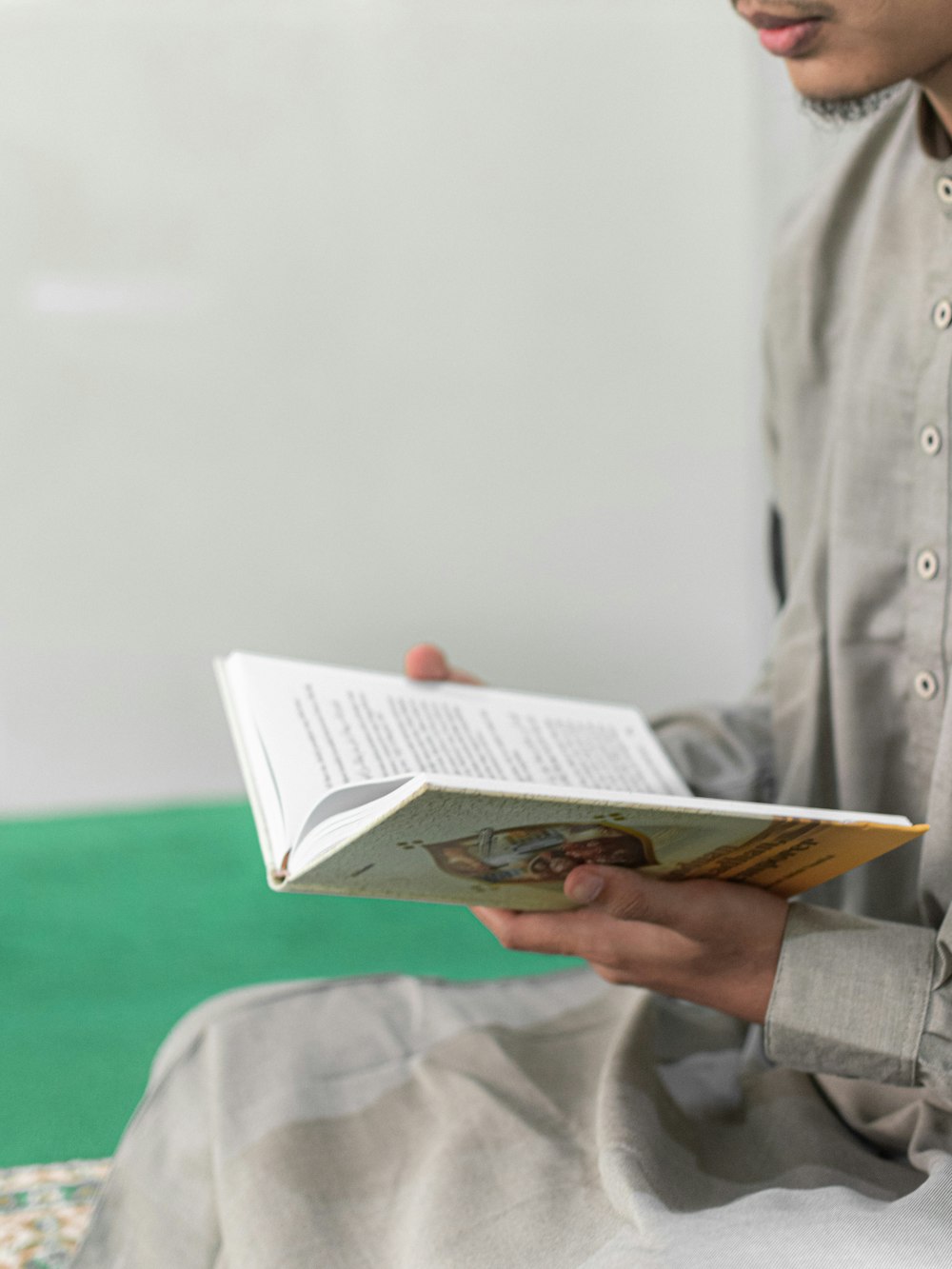 una persona que sostiene un libro