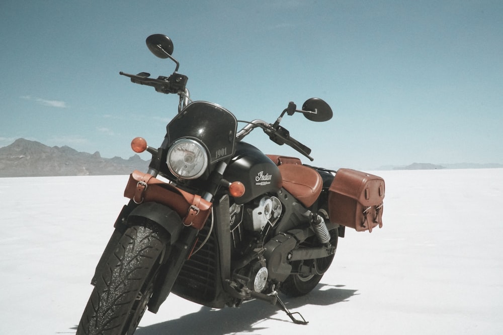 une moto garée dans la neige