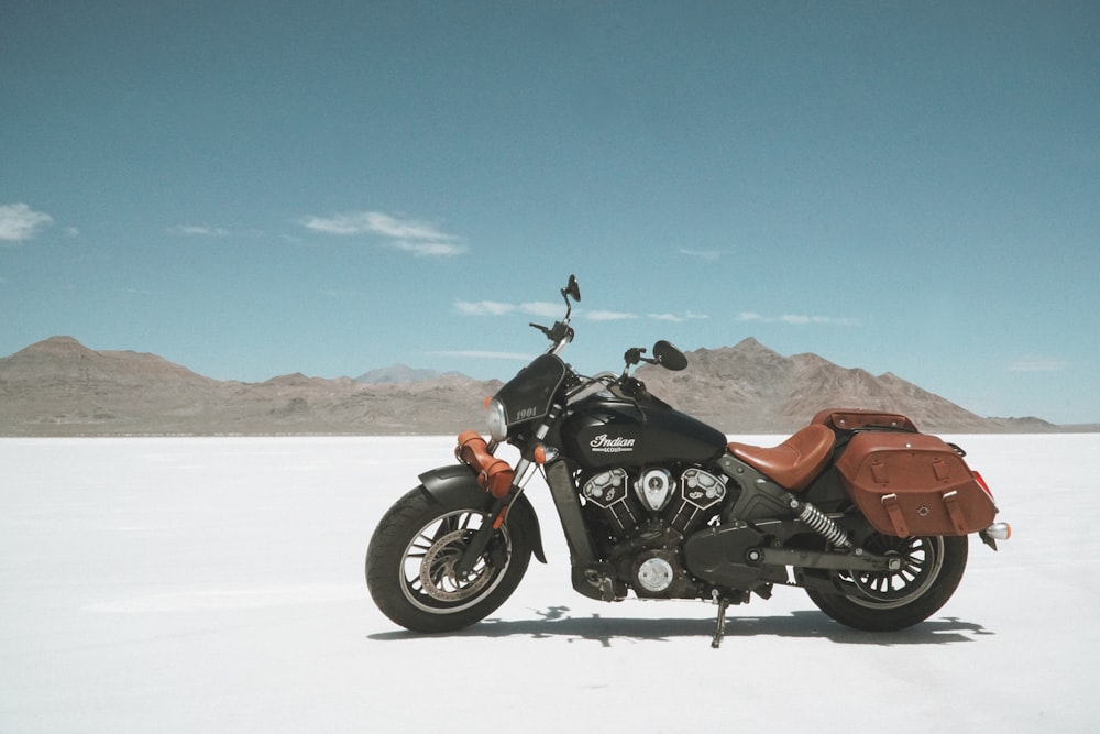 Une moto garée dans le désert