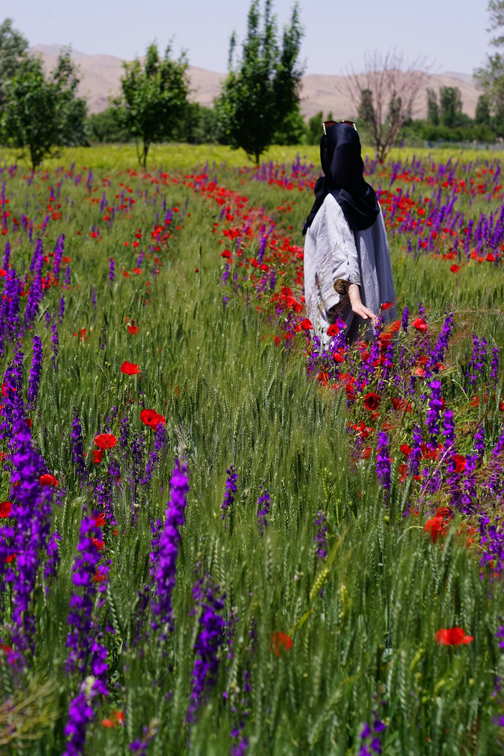 une personne dans un champ de fleurs