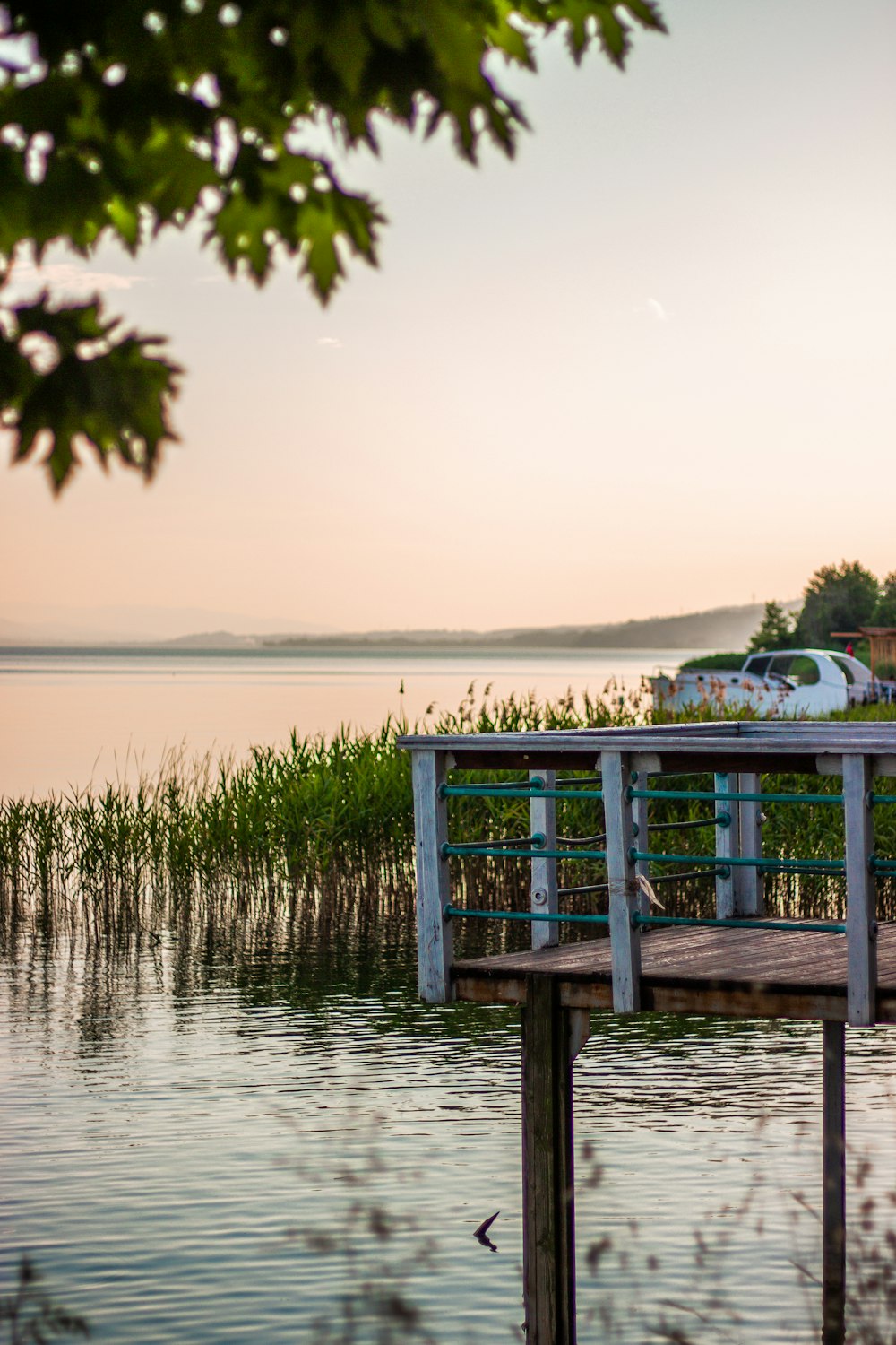 Eine Bank auf einem Dock