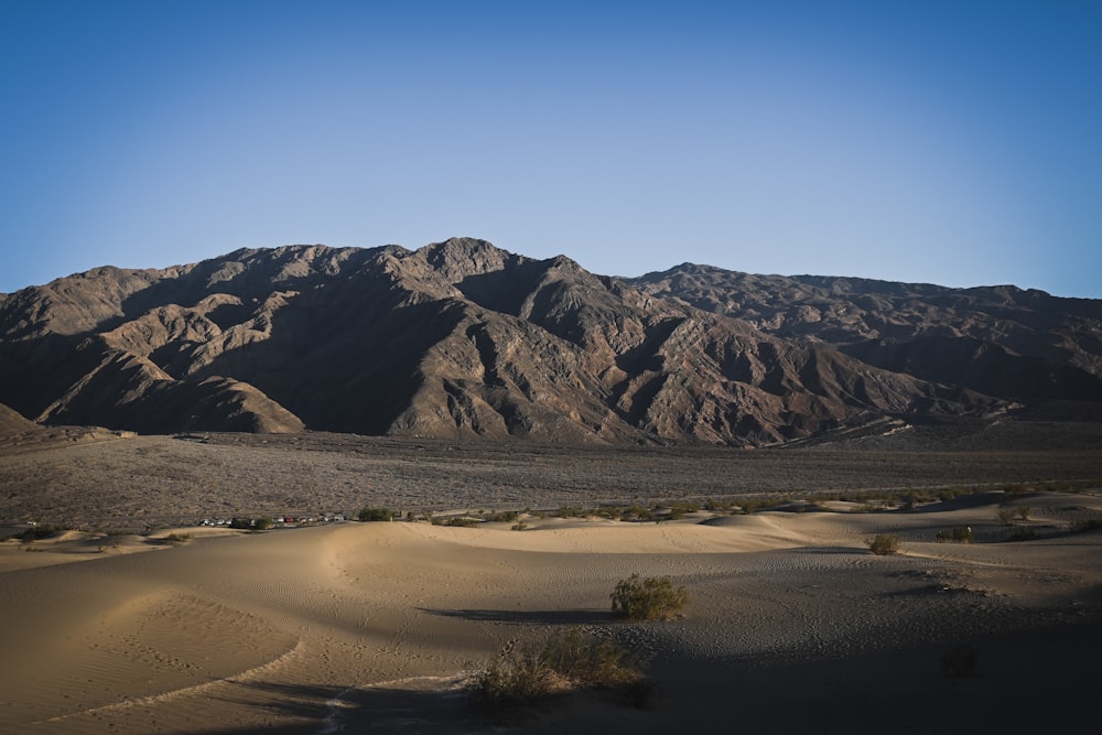 uma paisagem do deserto com montanhas