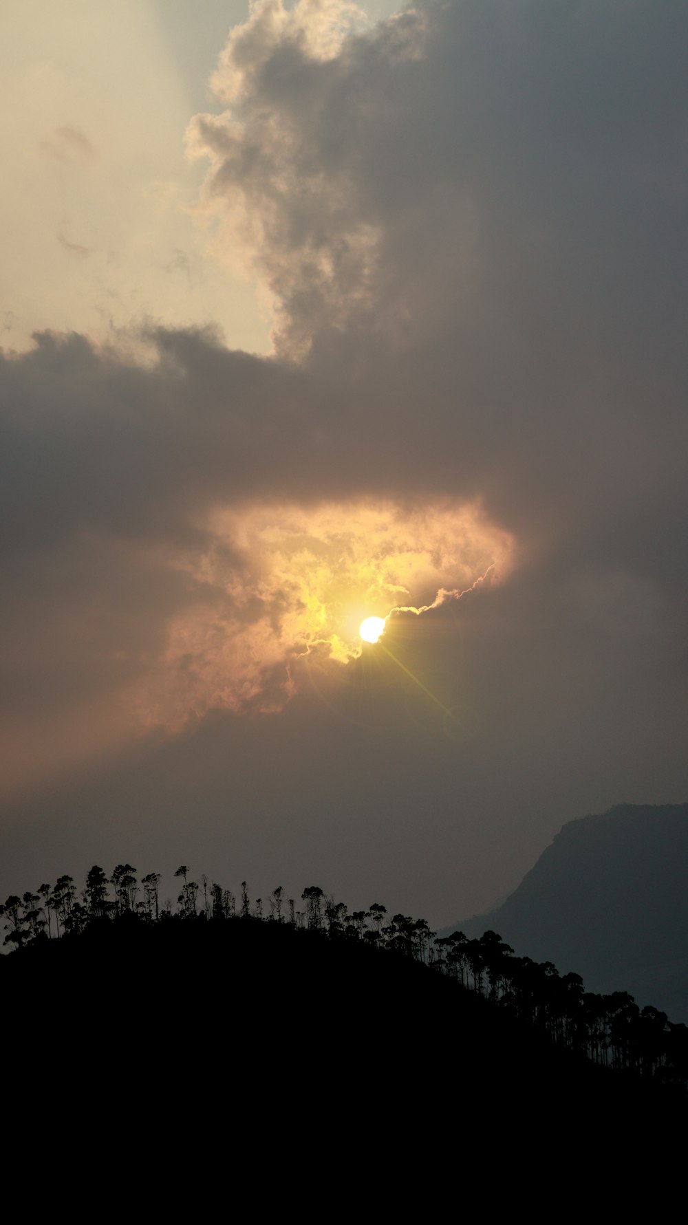 Ein Sonnenuntergang über einem Berg