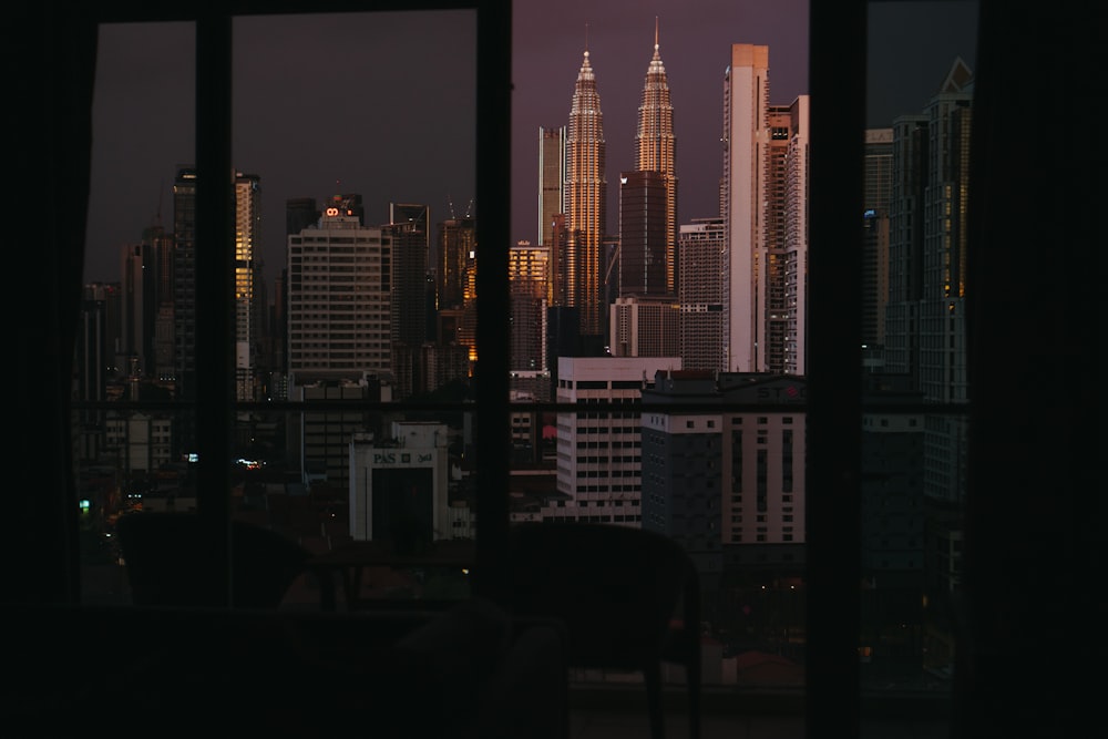 Una vista de una ciudad por la noche