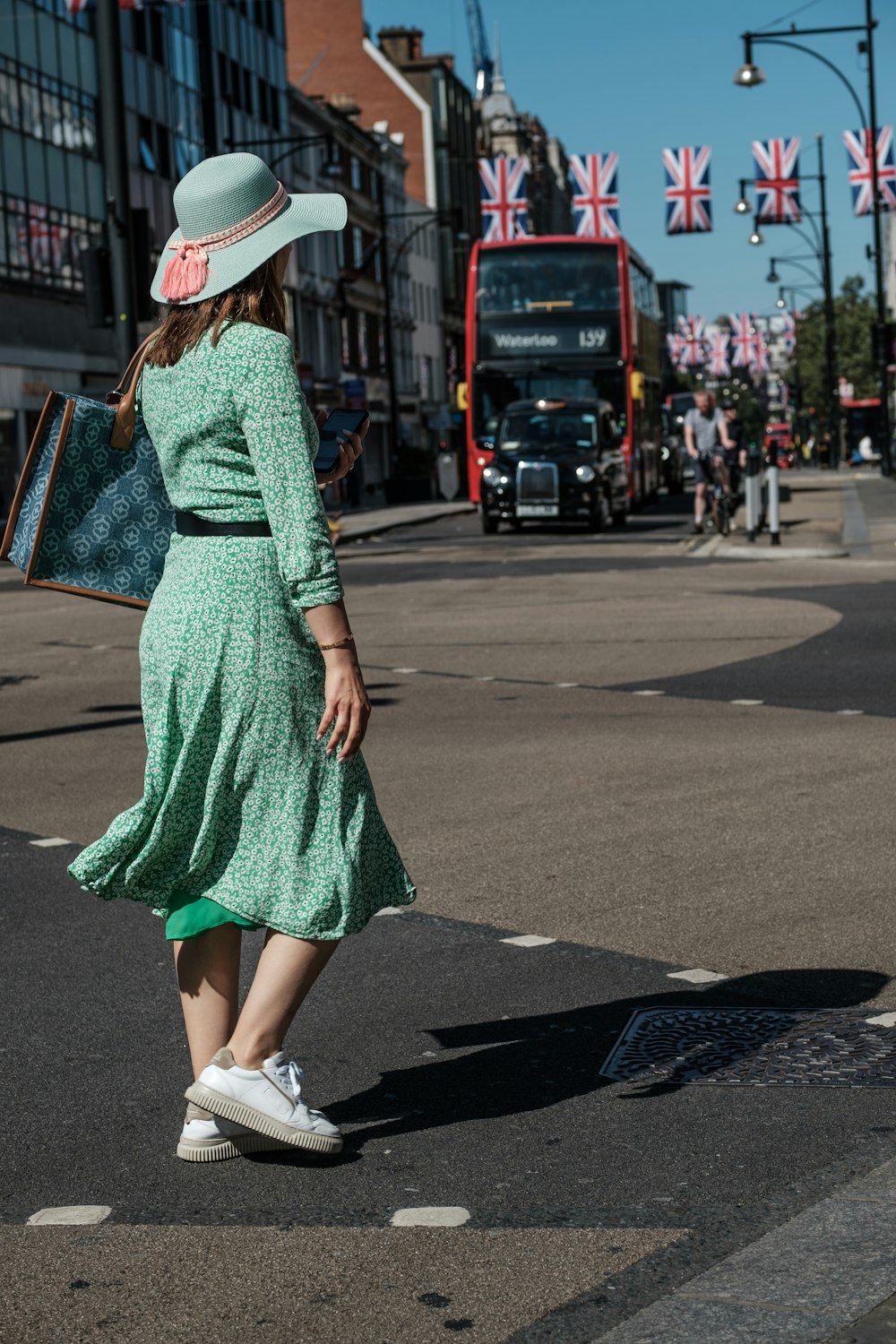 uma pessoa em um vestido andando por uma rua