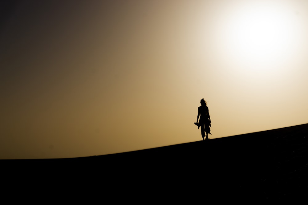 una persona caminando sobre una colina