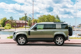 Land Rover with all keys lost waiting for a automotive locksmith